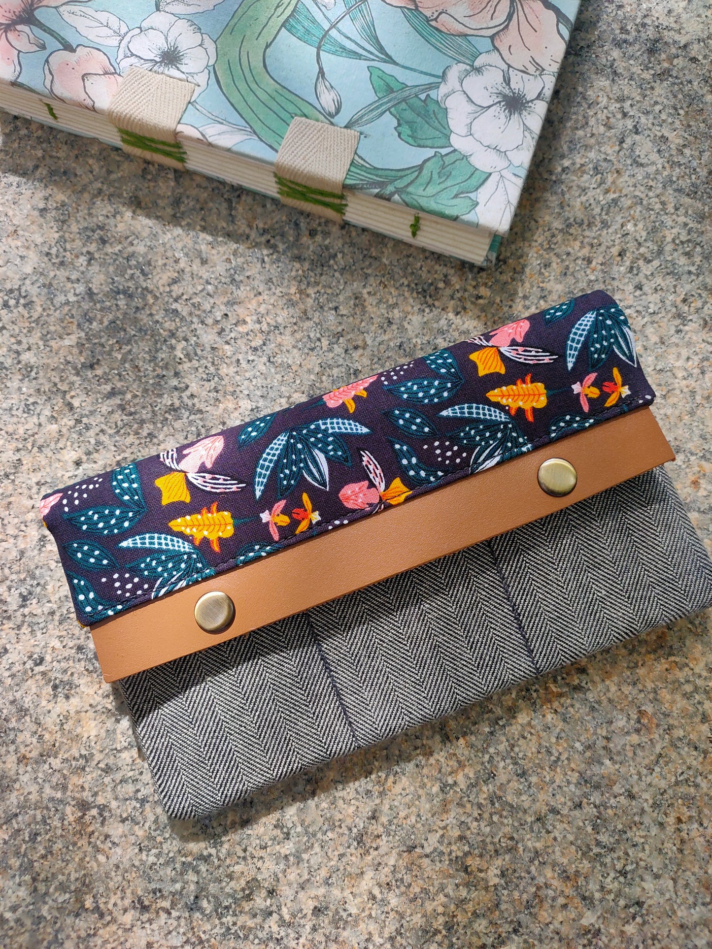 Minimalist Wallet - Black Wild Flowers