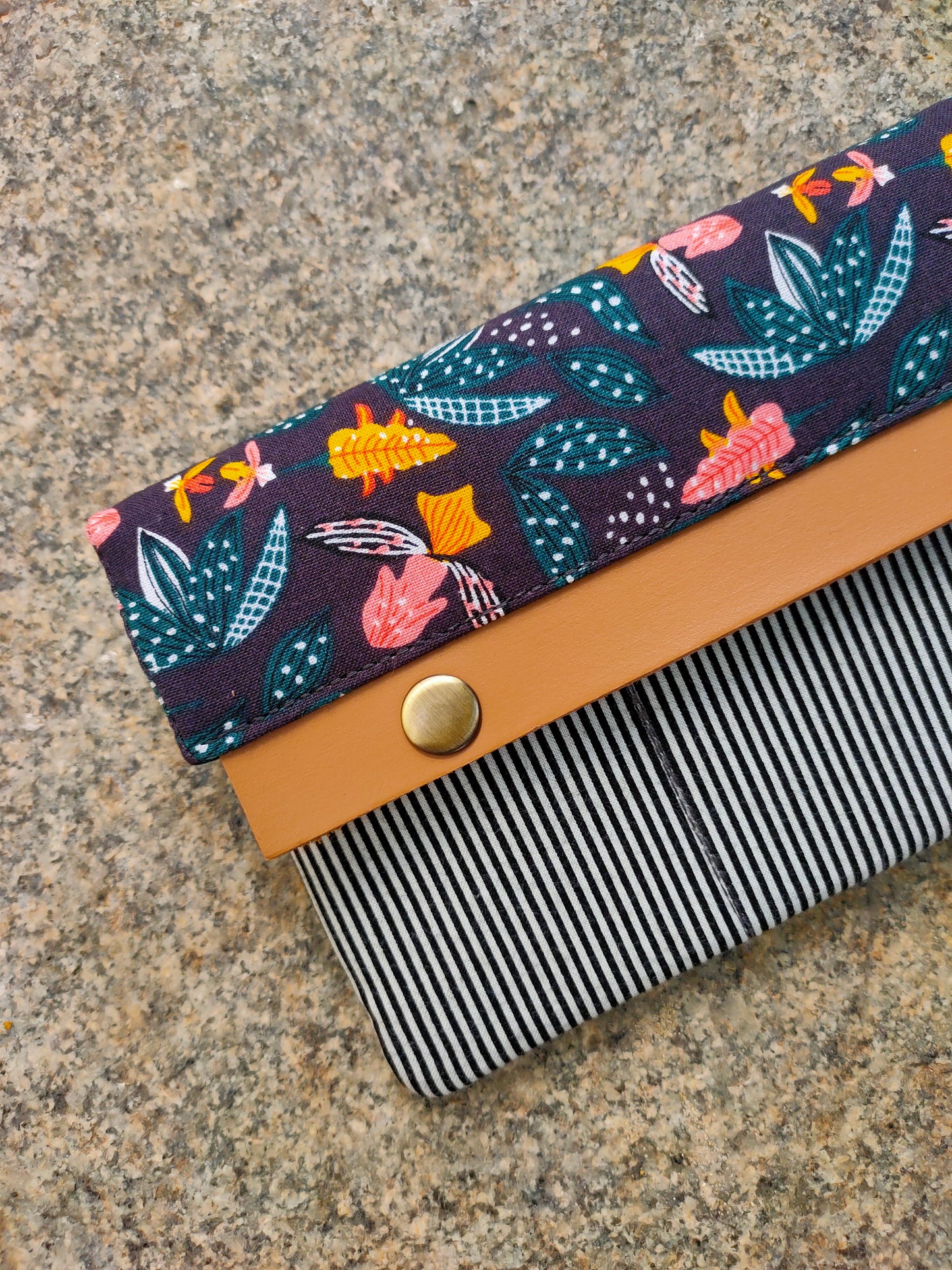 Minimalist Wallet - Black Wild Flowers