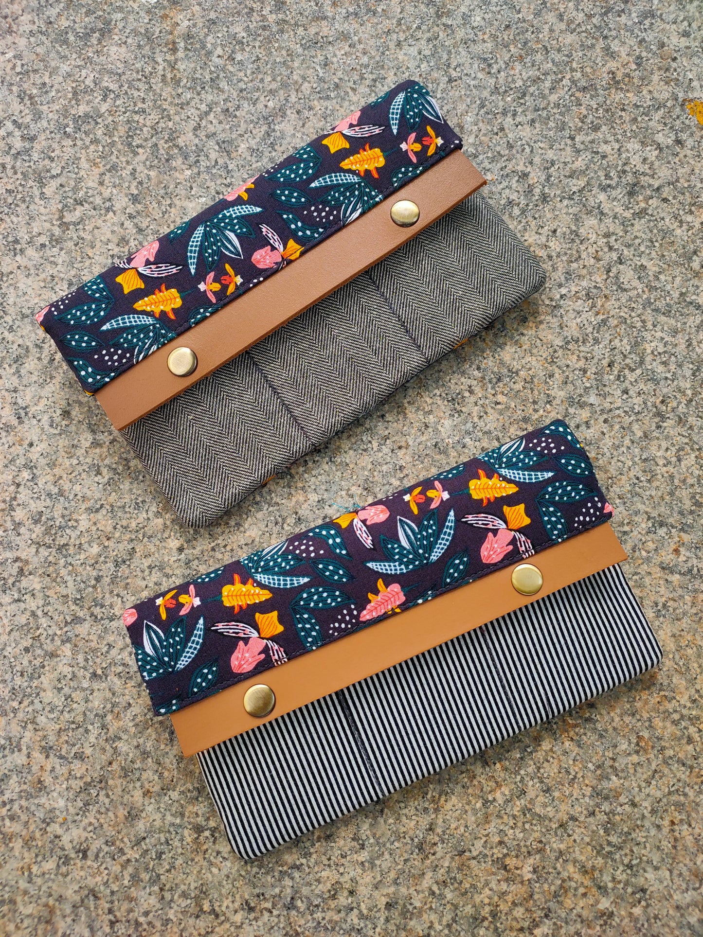Minimalist Wallet - Black Wild Flowers