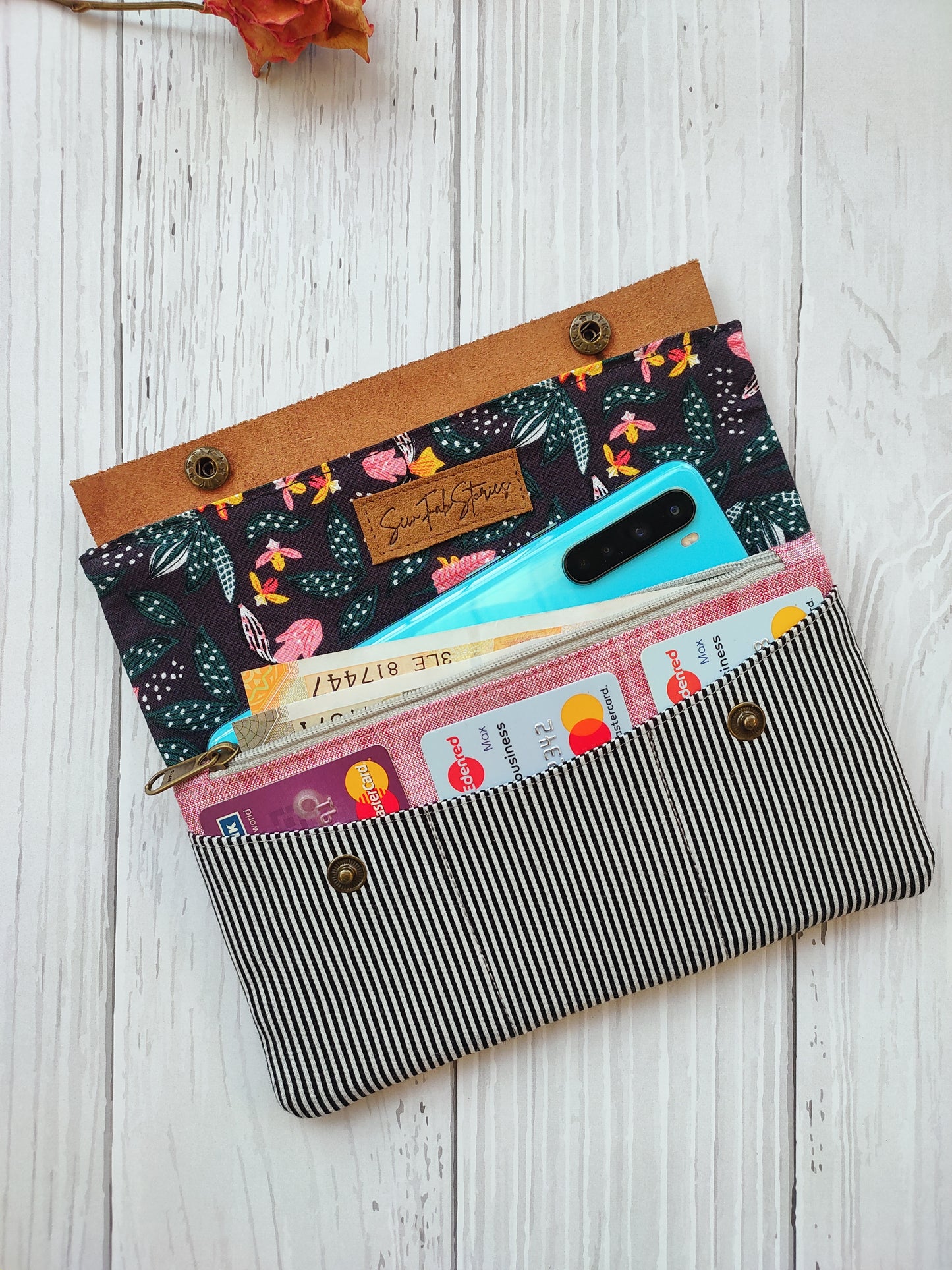 Minimalist Wallet - Black Wild Flowers