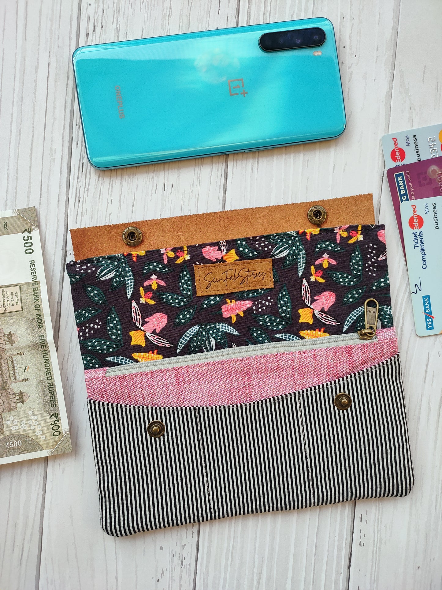 Minimalist Wallet - Black Wild Flowers