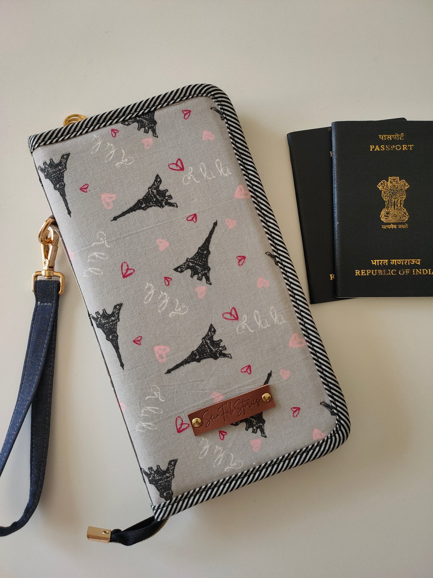 Family Passport Holder - Black Eiffel