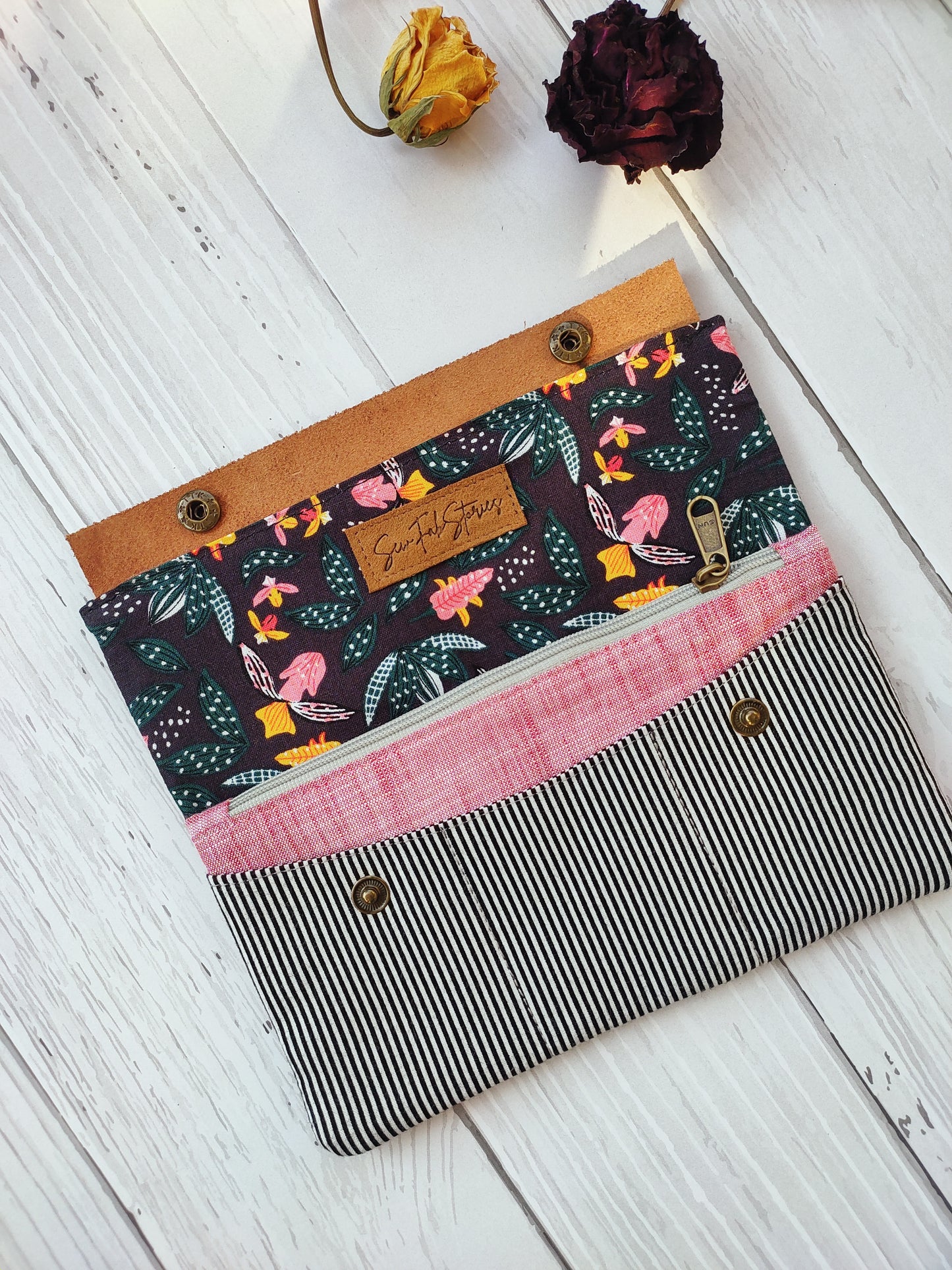 Minimalist Wallet - Black wild flowers